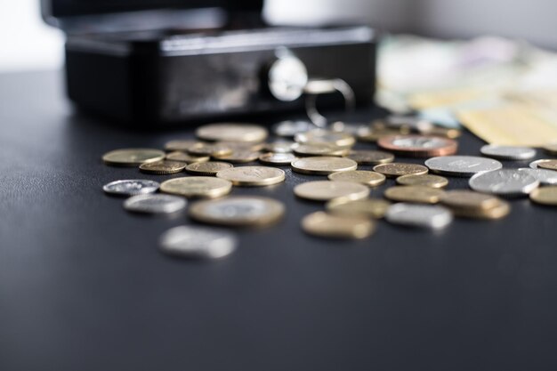 사진 테이블 위 에 있는 동전 들 의 클로즈업
