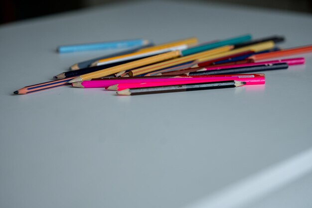 Фото Ближайший план цветных карандашей на белом фоне