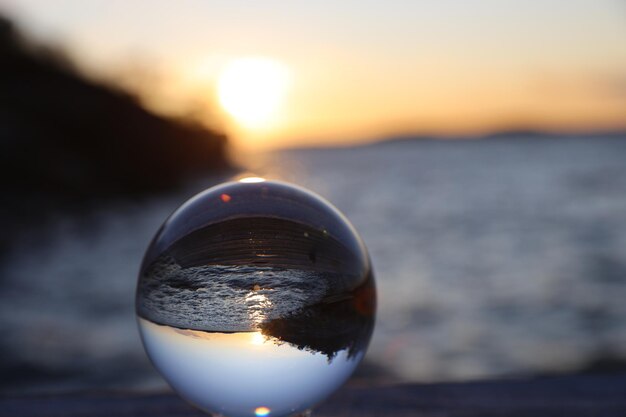 写真 夕暮れの空に照らされた水晶球のクローズアップ