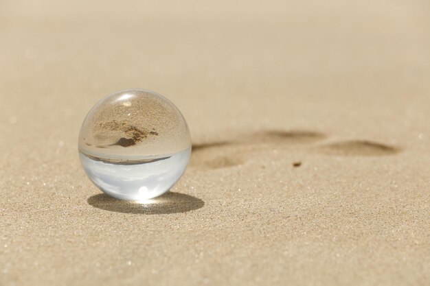 写真 砂上のクリスタルボールのクローズアップ