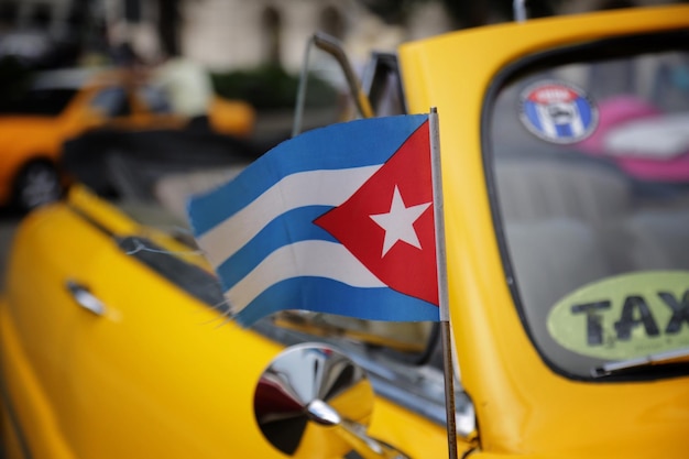 Фото Близкий план кубинского флага на машине