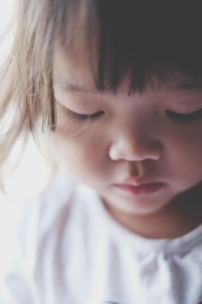 写真 家にいる可愛い女の子のクローズアップ