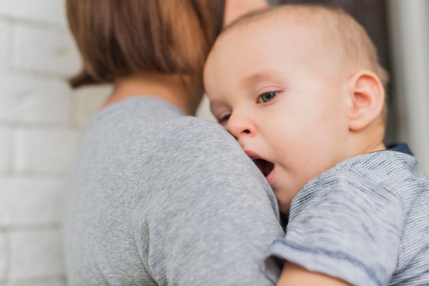 写真 かわいい子供のあくびのクローズアップ