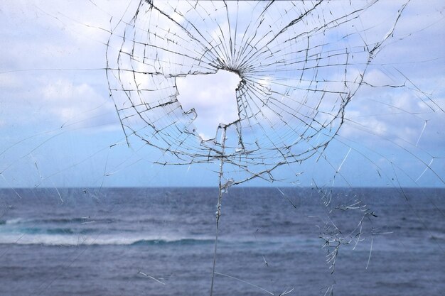 写真 損傷した海と空のクローズアップ