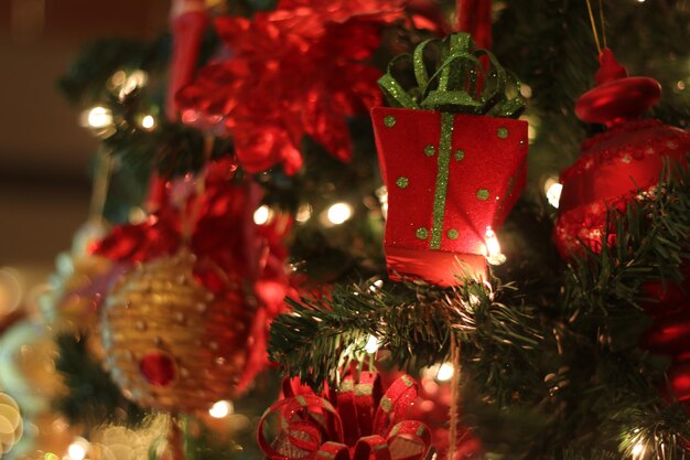 写真 装飾されたクリスマスツリーのクローズアップ