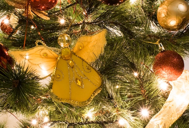 Фото Крупный план украшений на рождественской елке