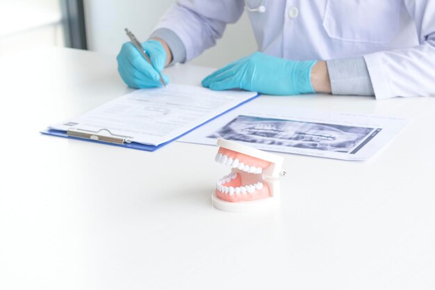 사진 의료 클리닉 에서 책상 에서 일 하는 치과의사 의 클로즈업