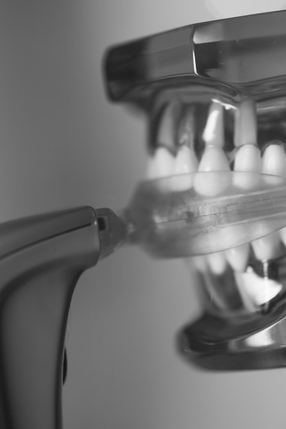 Фото Близкий план зубных протезов на сером фоне