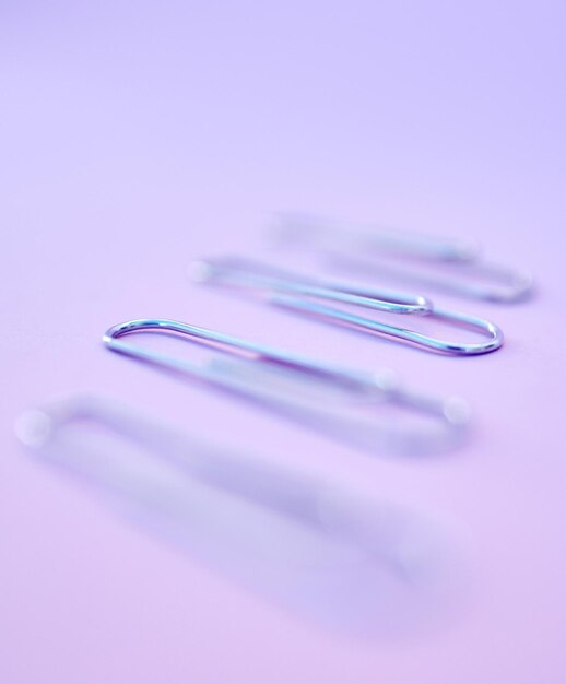 Фото Близкий план зубных протезов на белом фоне