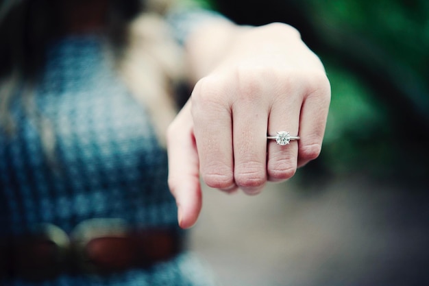 사진 인간 손가락 에 있는 다이아몬드 반지 의 클로즈업