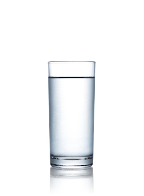 Фото Близкий план напитка в стакане на белом фоне