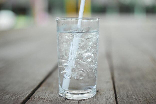 写真 テーブルの上にあるグラスの飲み物のクローズアップ