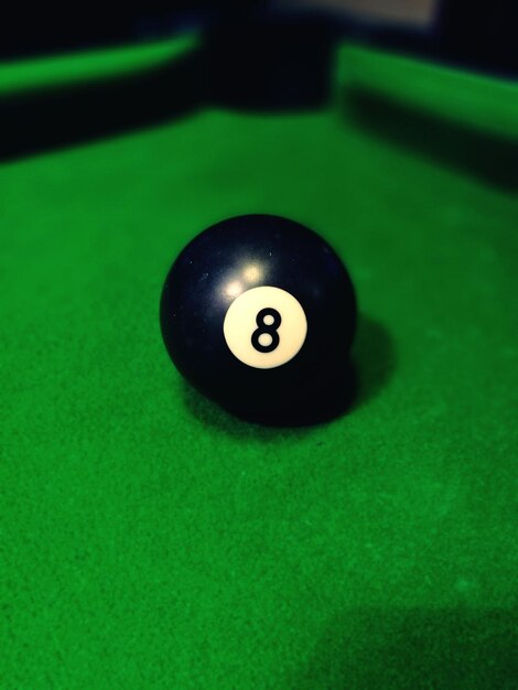 Фото Близкий план восьми мячей на бильярдном столе