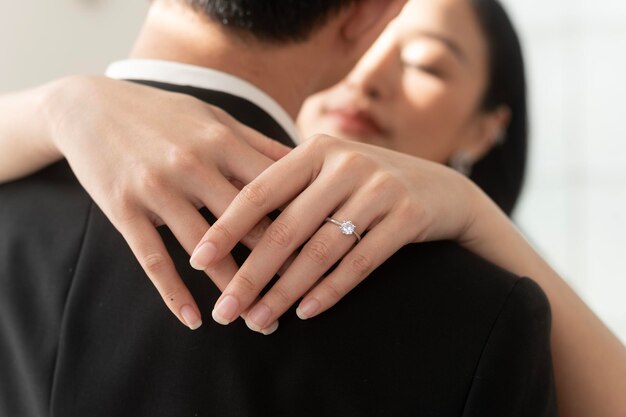 写真 花嫁の指のエレガントな結婚指輪のクローズアップ 愛と結婚のコンセプト