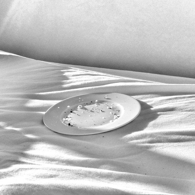 사진 침대에 놓인 빈 접시의 클로즈업