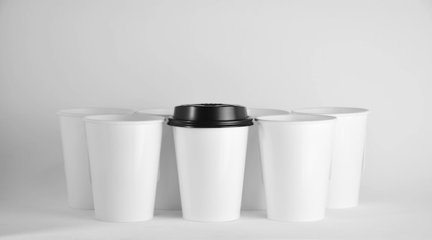 Фото Клоуз-ап пустой чайной чашки на столе на белом фоне