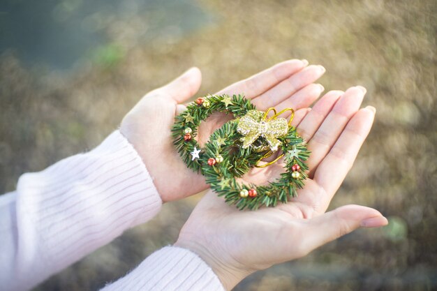 写真 クリスマスの装飾を保持して女性の手を閉じます。