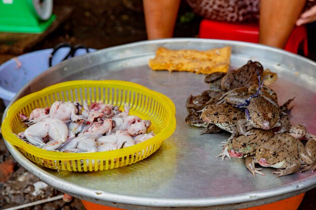 写真 テーブルの上の皿に置かれた魚のクローズアップ