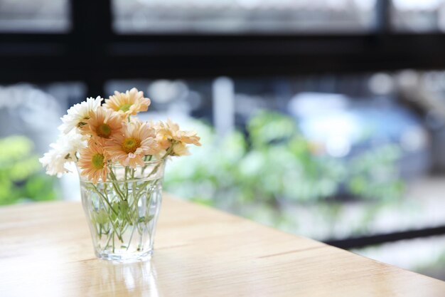 写真 テーブルの上の花瓶のクローズアップ