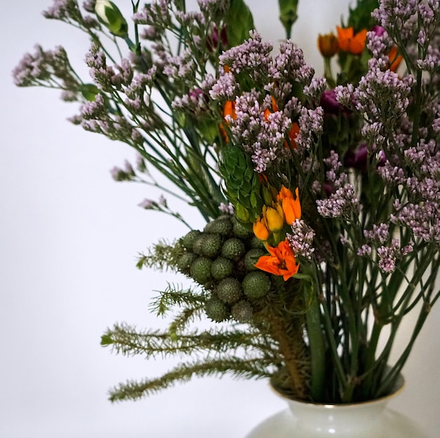Фото Близкий план цветов в вазе на белом фоне