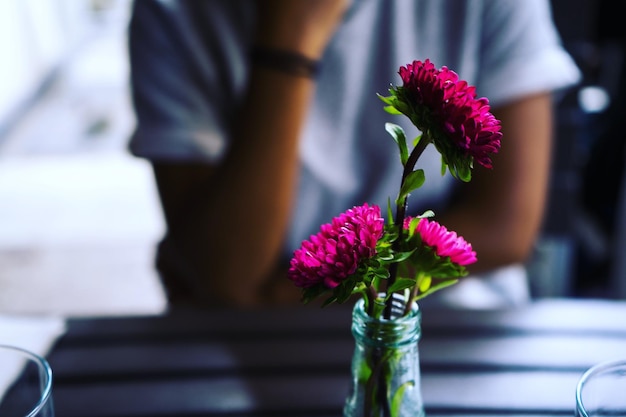 写真 カフェの花瓶の中の花のクローズアップ