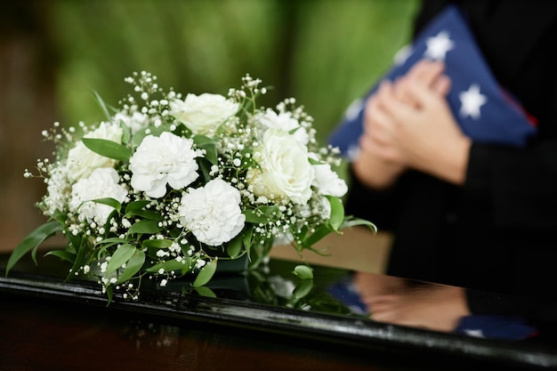写真 退役軍人コピー スペースの野外葬儀で棺の上の花のクローズ アップ