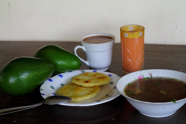 写真 家のテーブルで提供される食べ物と飲み物のクローズアップ