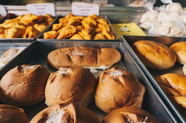 写真 店内で販売されている食品のクローズアップ