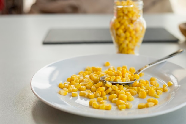 写真 テーブルの上にある鉢の中の食料のクローズアップ