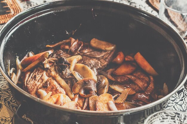 写真 テーブルの上にある鉢の中の食料のクローズアップ