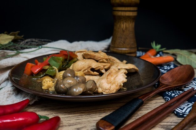 Фото Близкий план еды на тарелке на столе на черном фоне
