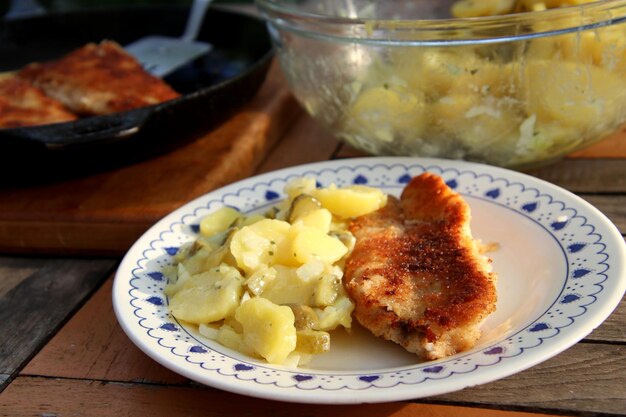 写真 テーブルの上の皿にある食料のクローズアップ