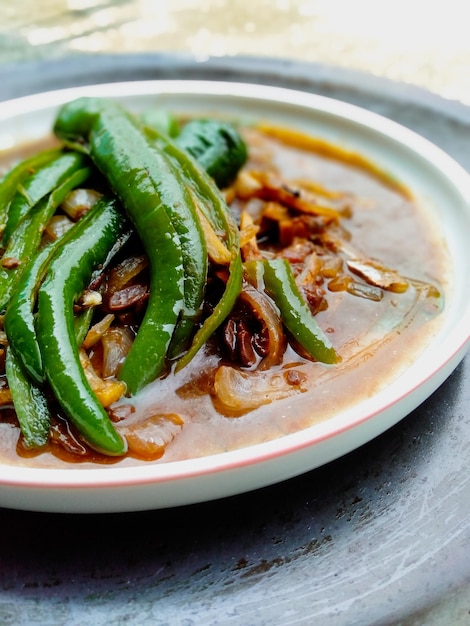 写真 テーブルの上の皿にある食料のクローズアップ