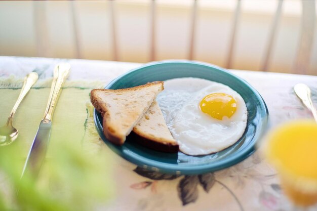 写真 テーブルの上の皿にある食料のクローズアップ