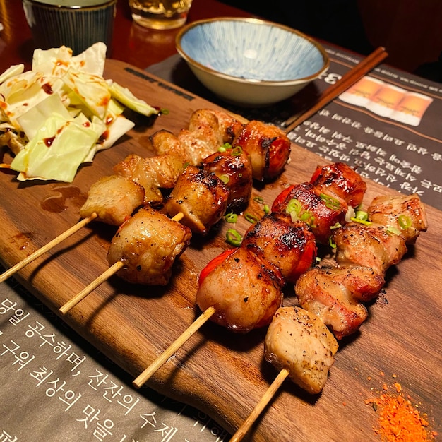 写真 切り板上の食料のクローズアップ