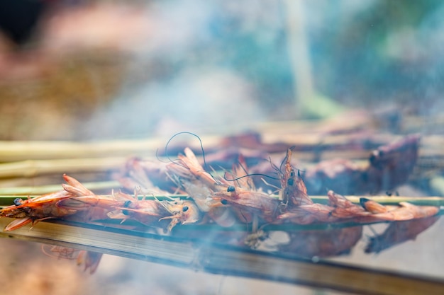 写真 ガラスのテーブルの上の食料のクローズアップ