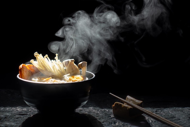 写真 黒い背景のテーブルの上の食べ物のクローズアップ.