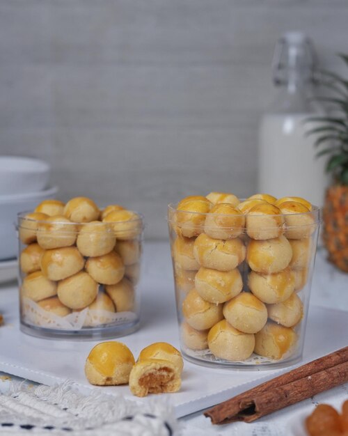 Фото Близкий план еды на столе неприятные печенье ананасовые пироги или пироги нанаса