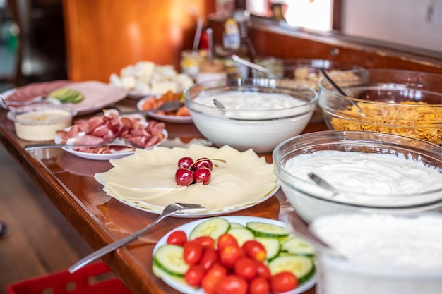 写真 テーブルの上の食べ物のクローズアップ