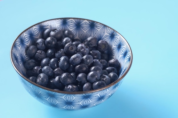 Фото Крупным планом свежей голубой ягоды с каплями воды