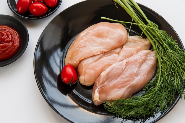 写真 新鮮な生の鶏肉と食材のクローズアップ