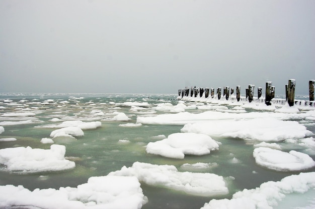 Фото Близкий план замороженного моря на чистом небе