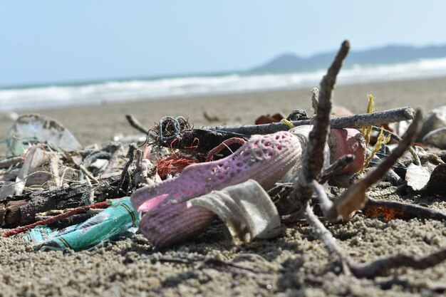 写真 浜辺のゴミのクローズアップ