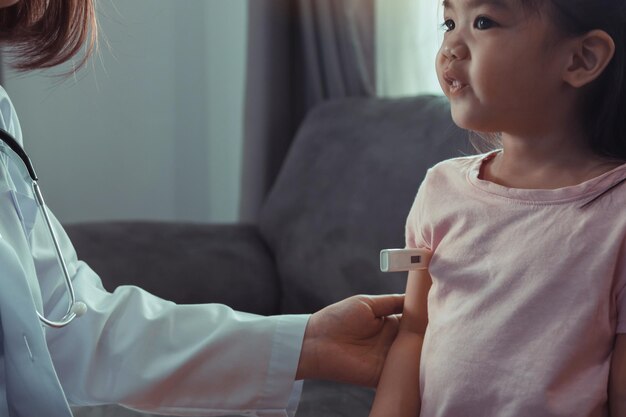 写真 家にいる女の子のクローズアップ