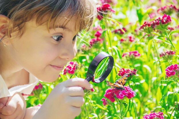 写真 花を吹く女の子のクローズアップ