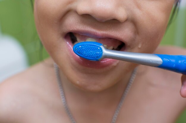 Фото Близкий снимок девушки, чистящей зубы