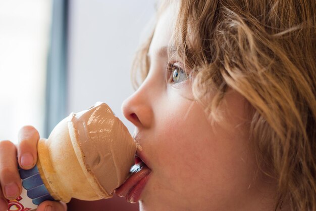 写真 アイスクリームを食べている女の子のクローズアップ