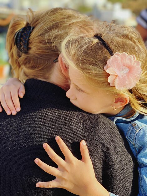 写真 祖母を抱きしめる女の子のクローズアップ