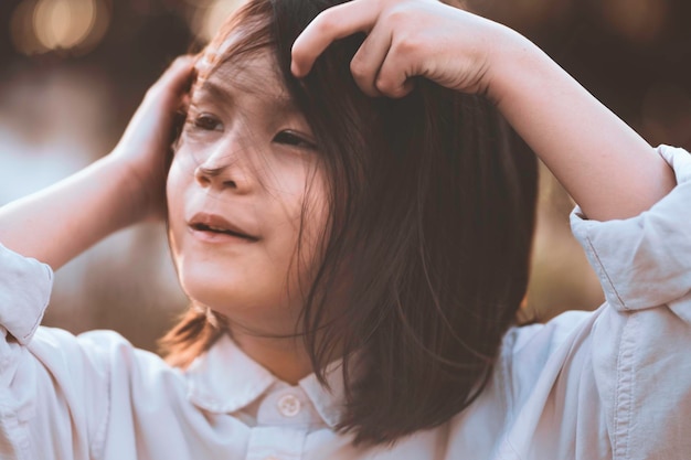 写真 遠くを見回す女の子のクローズアップ