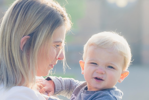 写真 遠くを見回す女の子のクローズアップ